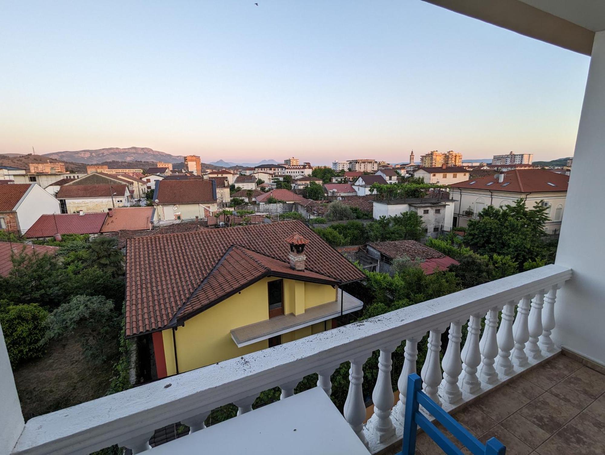 Tias Hostel Shkodër エクステリア 写真
