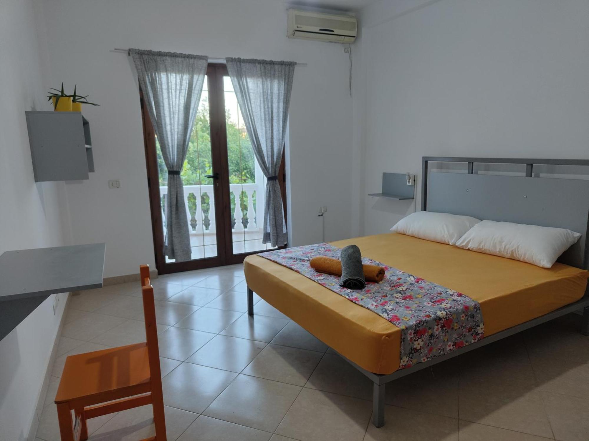Tias Hostel Shkodër エクステリア 写真