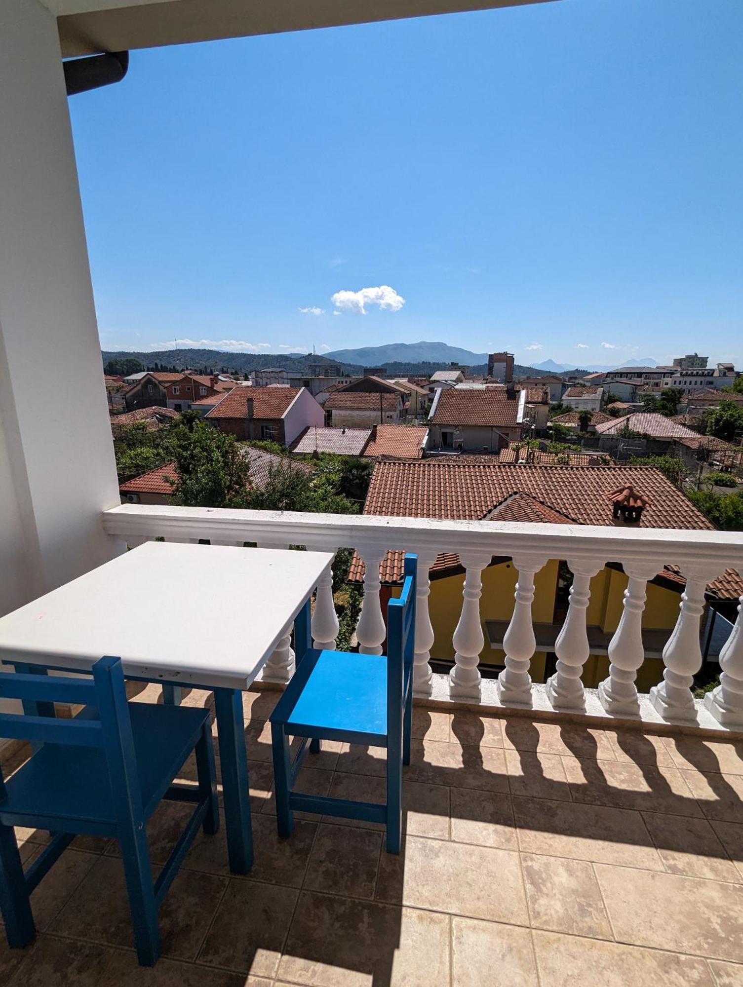 Tias Hostel Shkodër エクステリア 写真