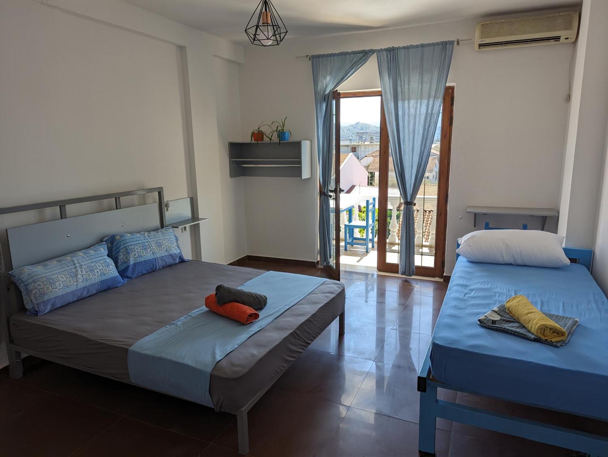 Tias Hostel Shkodër エクステリア 写真