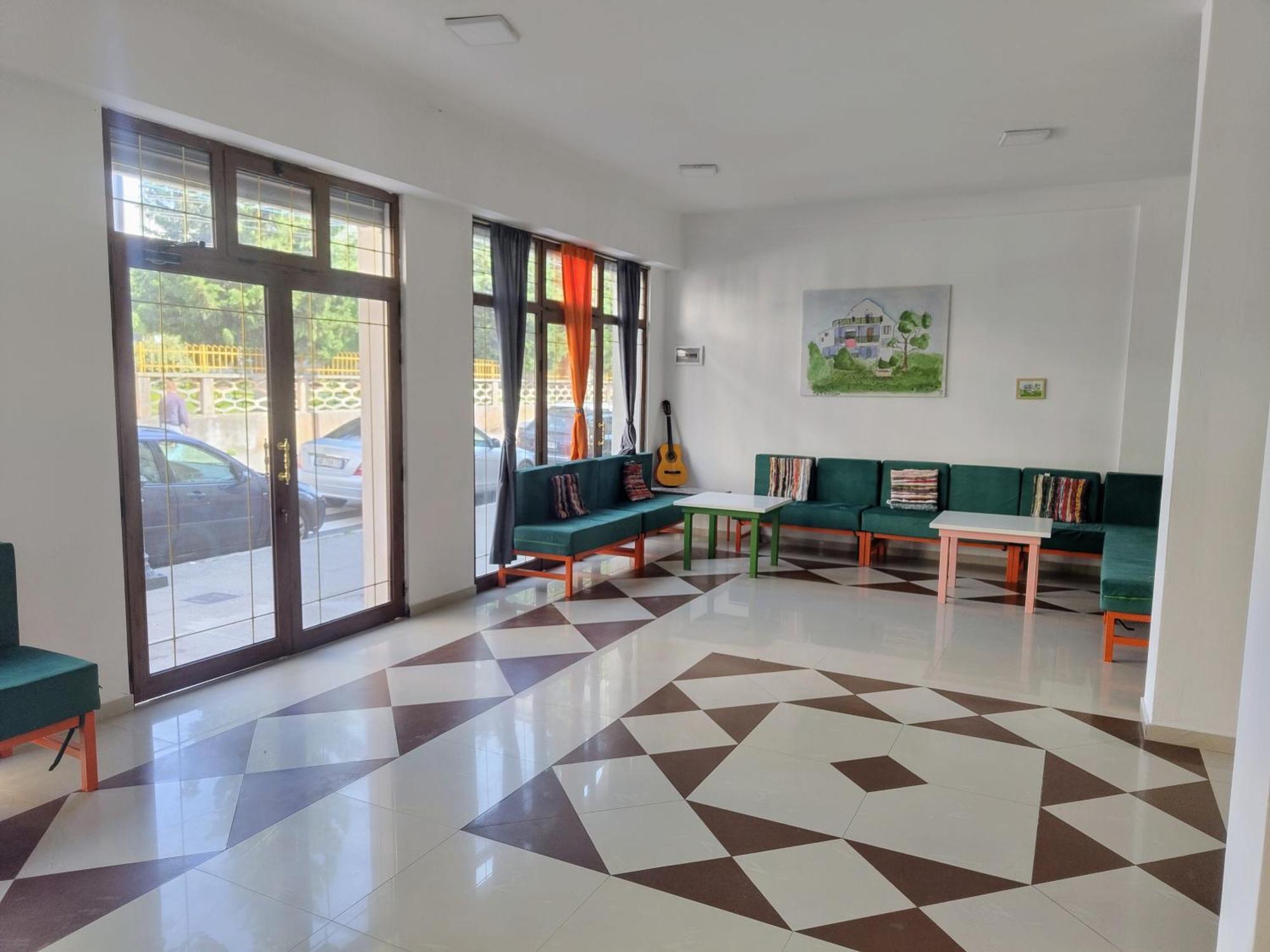 Tias Hostel Shkodër エクステリア 写真