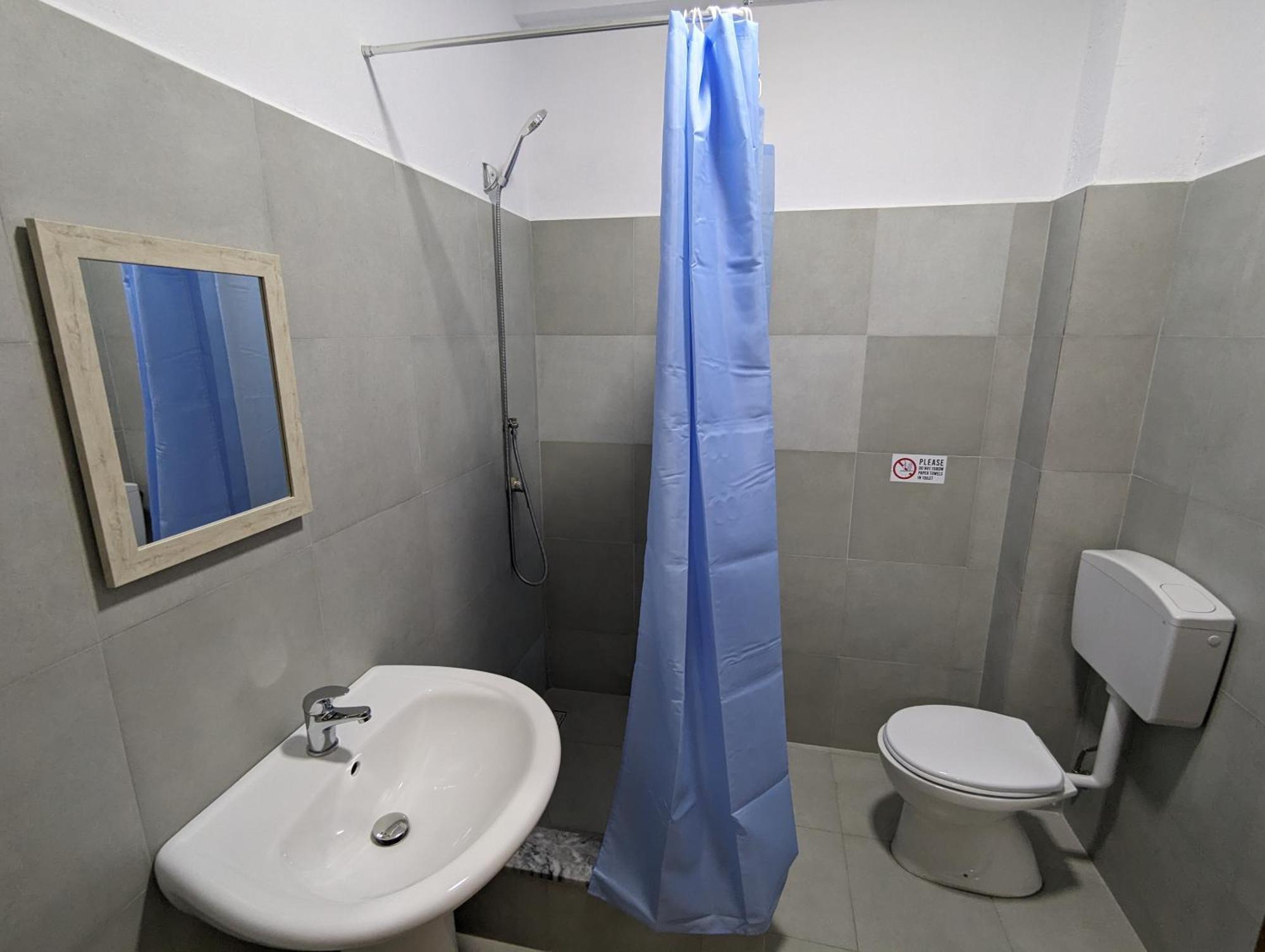 Tias Hostel Shkodër エクステリア 写真