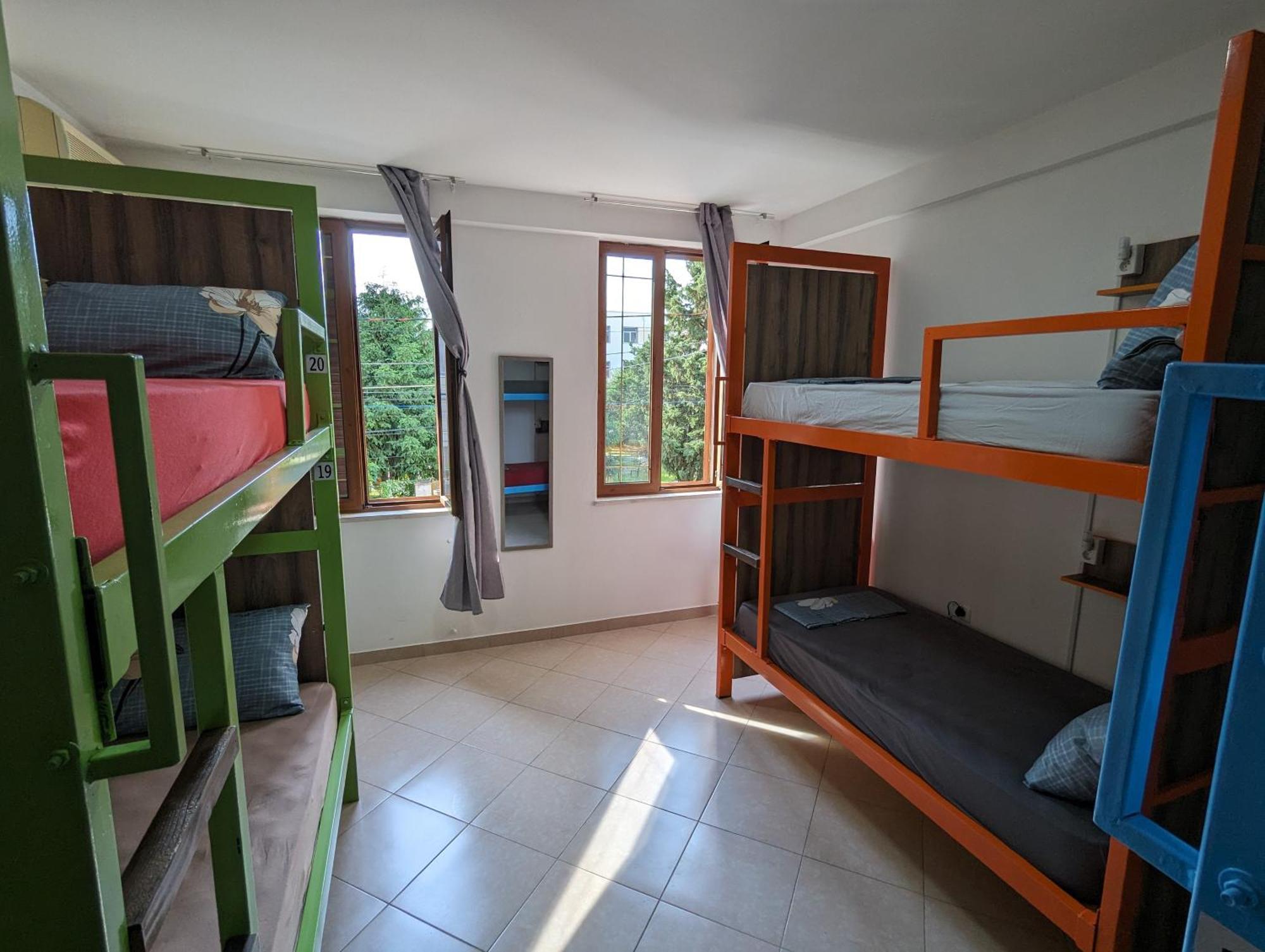 Tias Hostel Shkodër エクステリア 写真