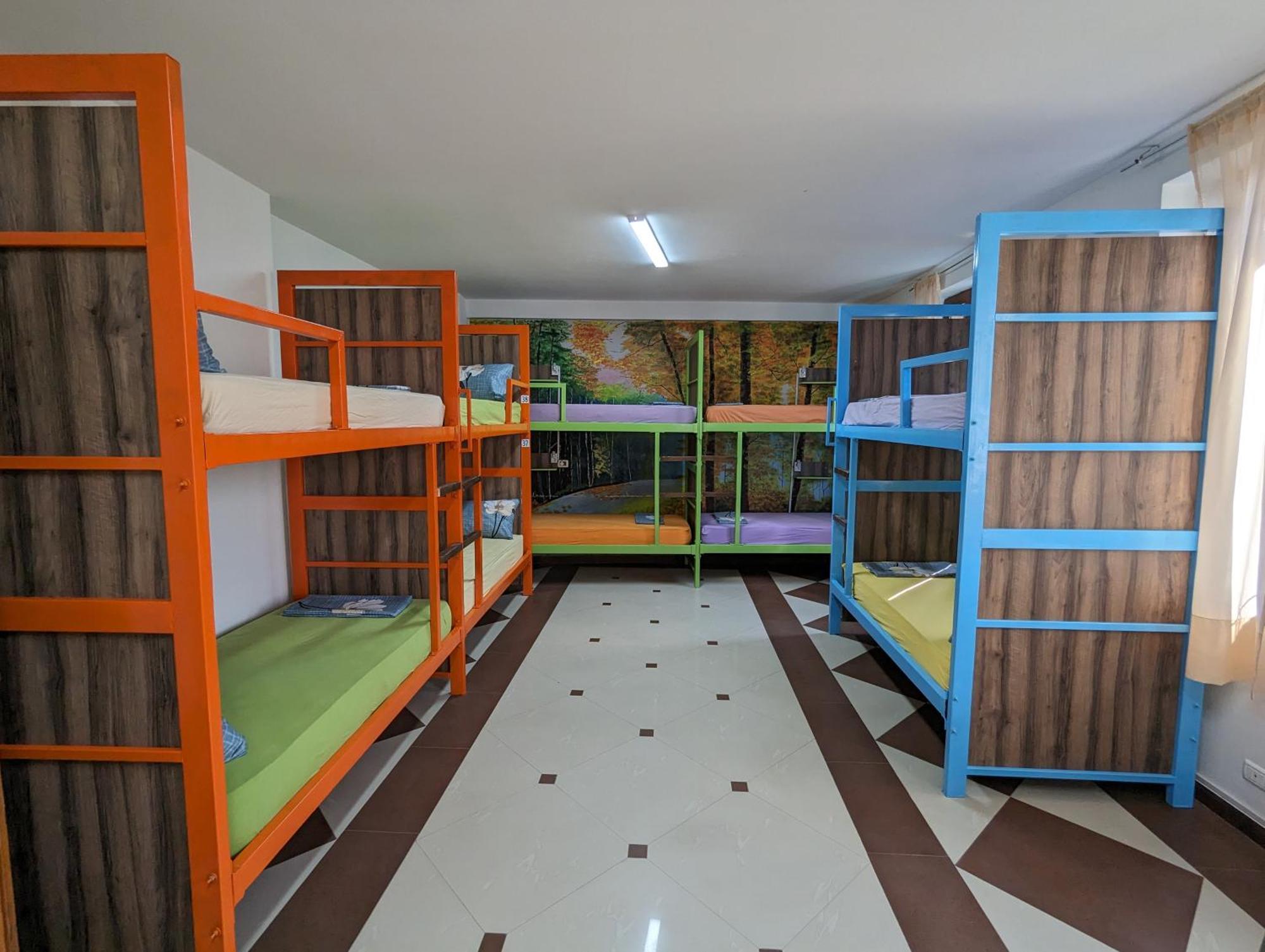 Tias Hostel Shkodër エクステリア 写真