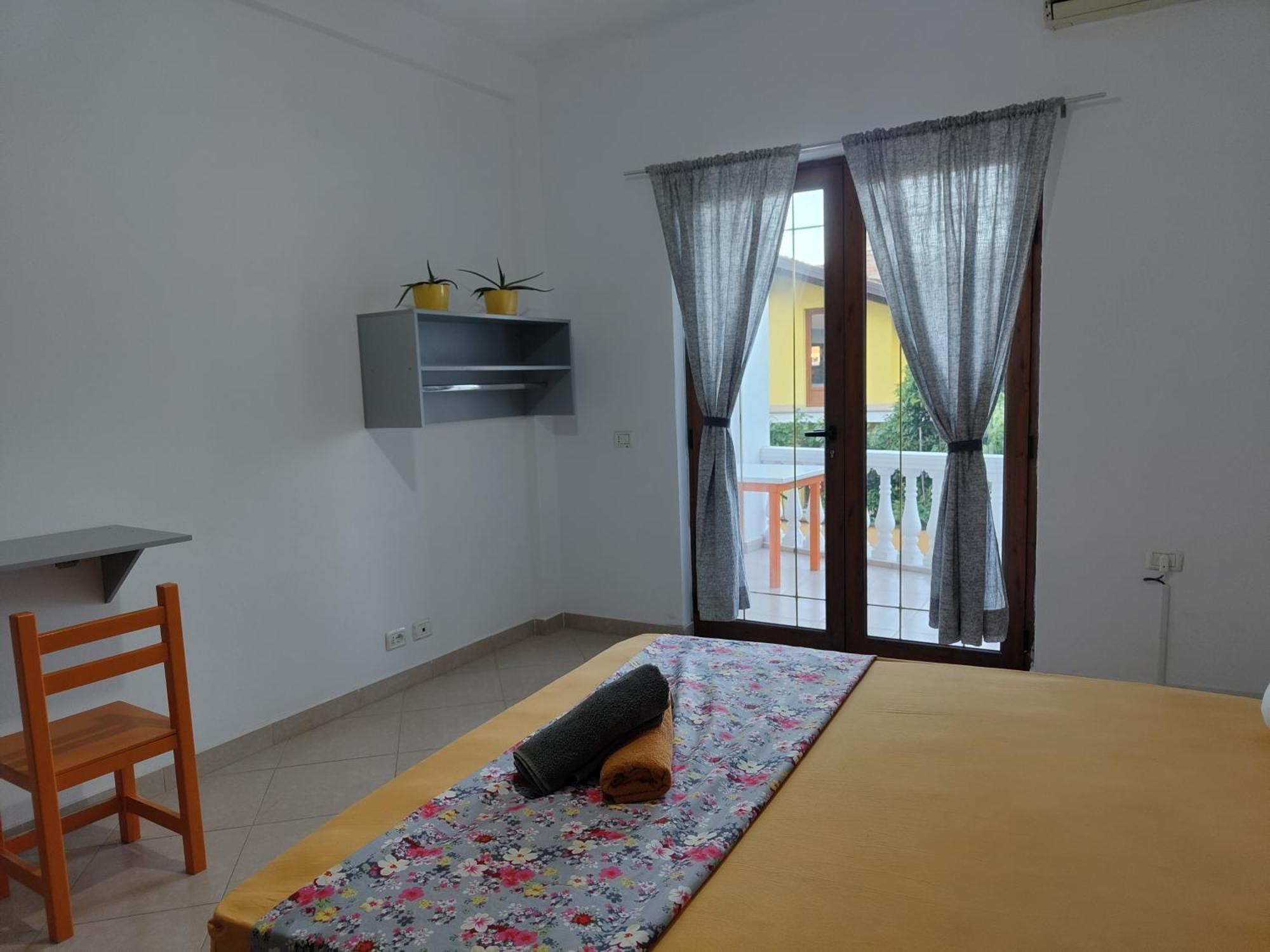 Tias Hostel Shkodër エクステリア 写真