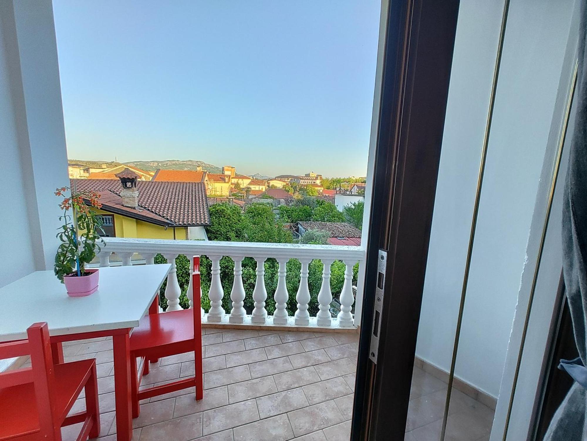 Tias Hostel Shkodër エクステリア 写真