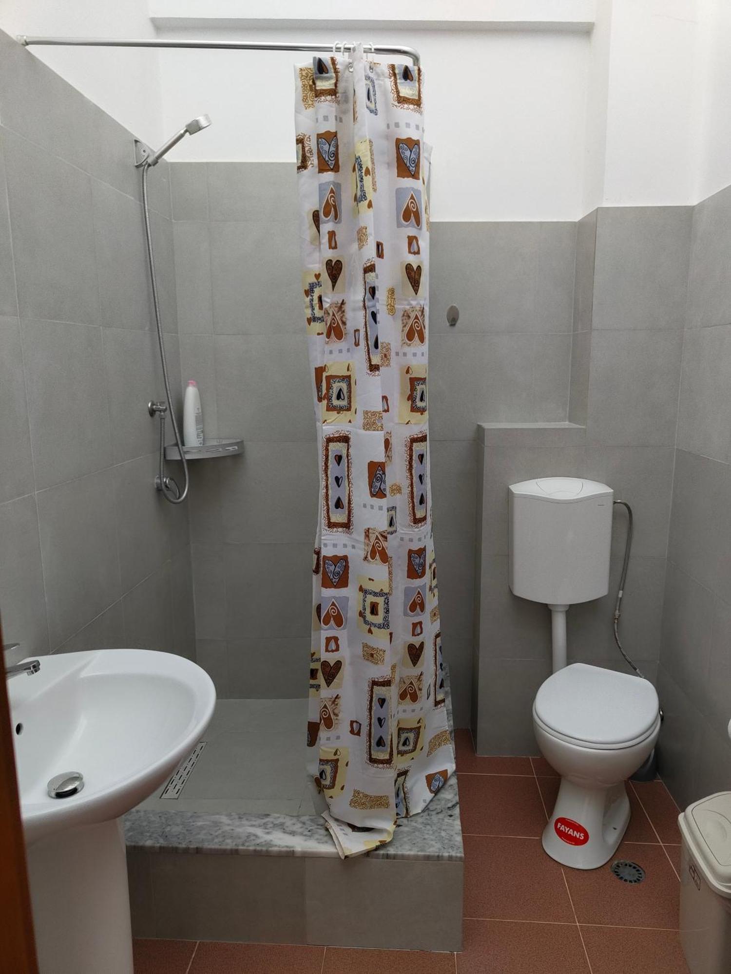 Tias Hostel Shkodër エクステリア 写真